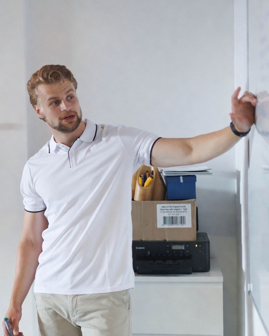 Wim Pot geeft uitleg bij een whiteboard